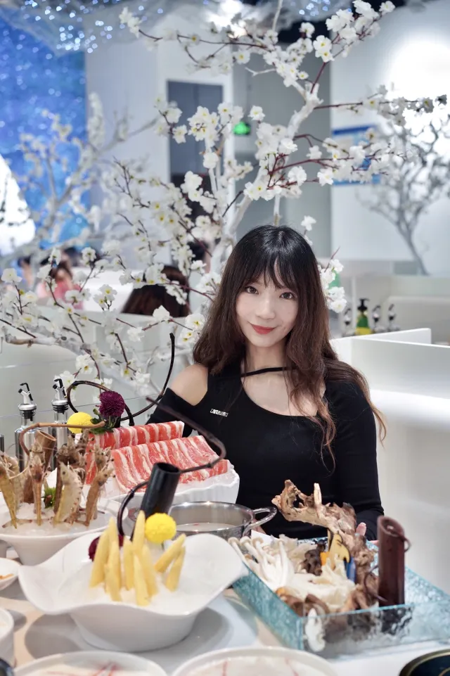 Falling into a fairyland, this ethereal place is actually a hot pot restaurant