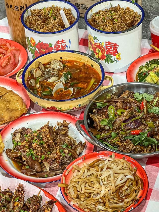 我找到一家非常好吃的燒烤夜宵！酸菜肥腸炒飯巨好吃！