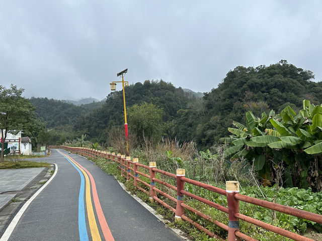 深渡水瑶族鄉是廣東七個少數民族自治鄉之一，這裡的自然生態環境原始，負離子含量高，空氣清新