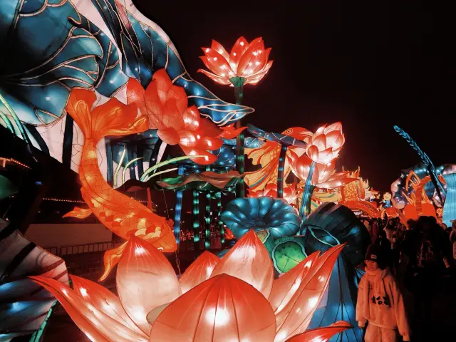 To truly experience the traditional flavor of the Lunar New Year, one must visit the Xi'an City Wall Lantern Festival during the Year of the Dragon