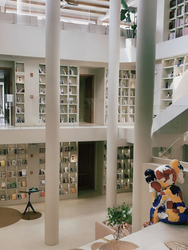如果世上有天堂，那一定是圖書館的模樣……和順古鎮的神仙民宿