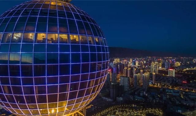 高原明珠，在夜晚的襯托下更加耀眼。