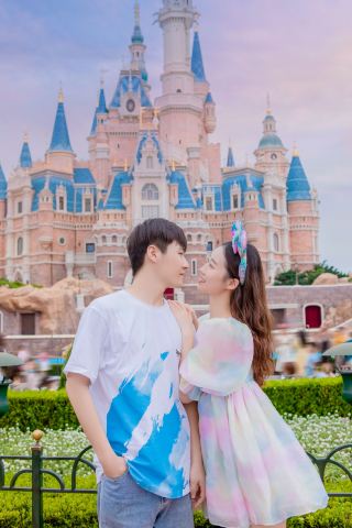 Take photos like this when you go to Disney! Full of pink girlishness.