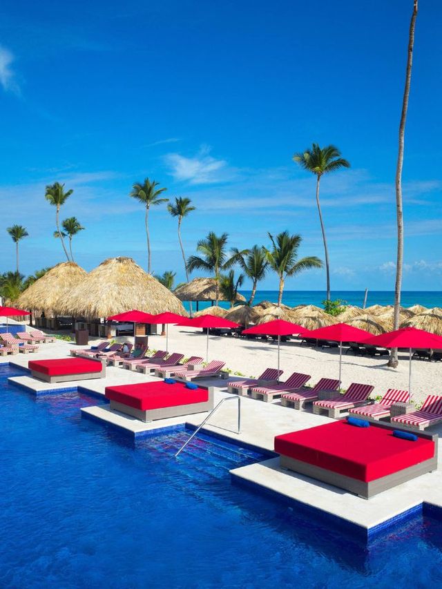 🌴🏖️ Unwind in Style at Royalton Bavaro! 🎰🍹