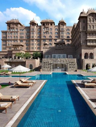 🏰✨ Jaipur's Fairmont: A Royal Retreat with Charm! ✨🏰