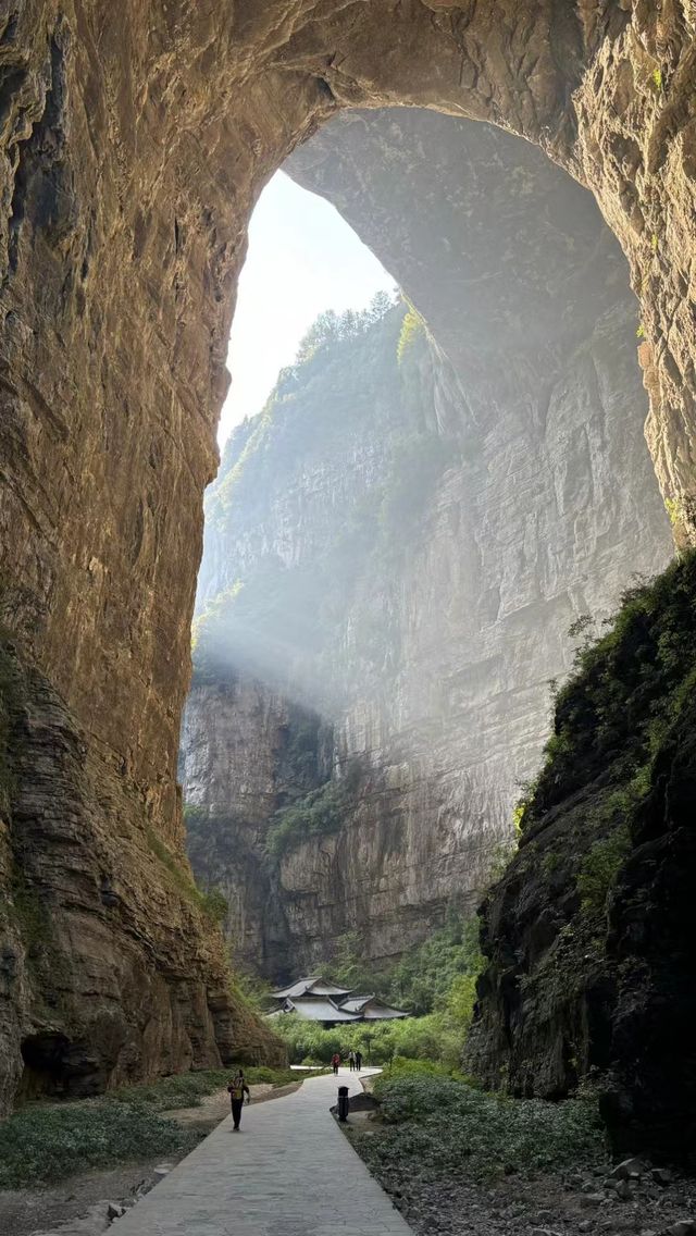 怪石林立，還看天生三橋，盡享天地。