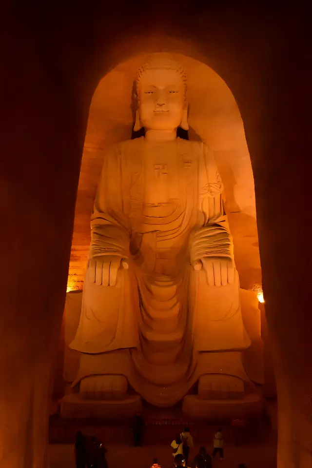 Oriental Buddha Capital, a mountain with thousands of Buddhas. 