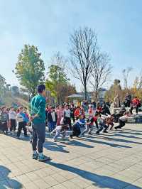 冬日暖陽下的摩訶池公園