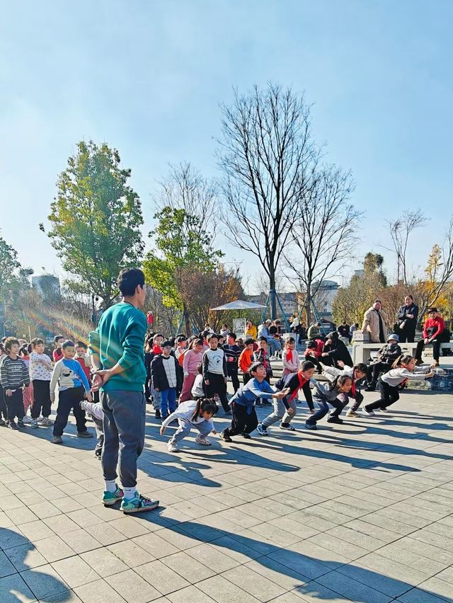 冬日暖陽下的摩訶池公園
