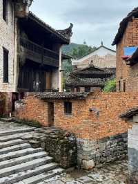 煙雨中的勾藍瑤寨