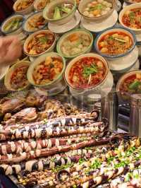《揚帆夜市，城市夜幕下的繽紛樂園：美食、購物、表演。