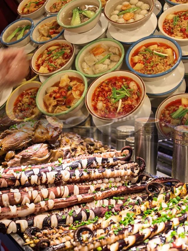 《揚帆夜市，城市夜幕下的繽紛樂園：美食、購物、表演。
