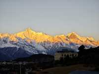 梅里雪山日照金山祝大家好運一整年！