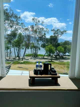 I finally found a guesthouse in Dali where I can lie down and look at Erhai Lake.