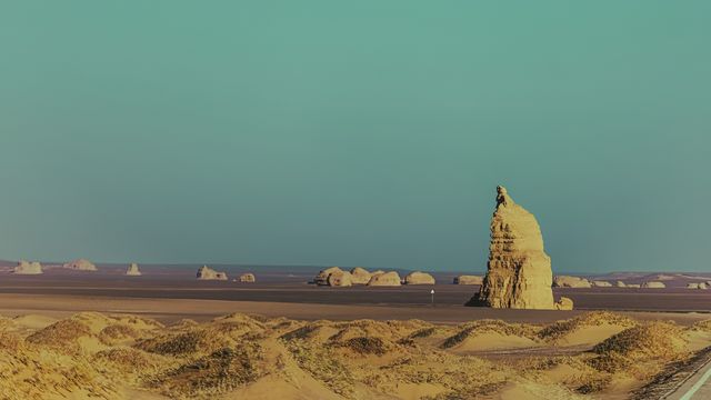 雅丹日出：大漠風蝕奇景的夢幻開篇