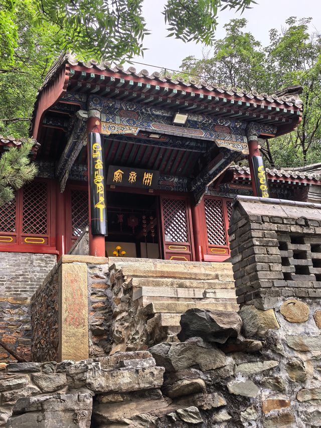 登山，由西山國家森林公園穿越至八大處公園。