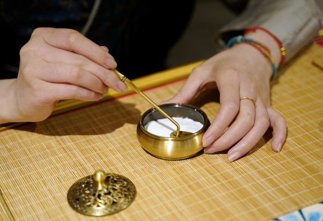 喺西藏飯店，體驗一場穿越千年嘅藏香篆活動，靈魂都