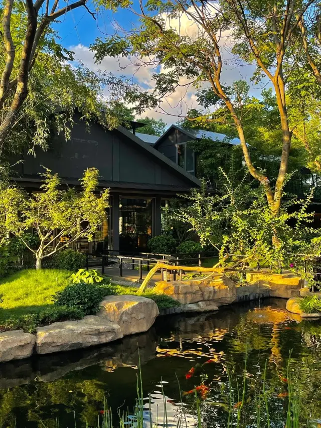 A stunning Chinese courtyard by Wuhan East Lake