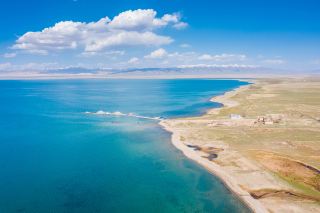 A Secret Journey in Qinghai, with Lake and Mountain Scenery Along the Way