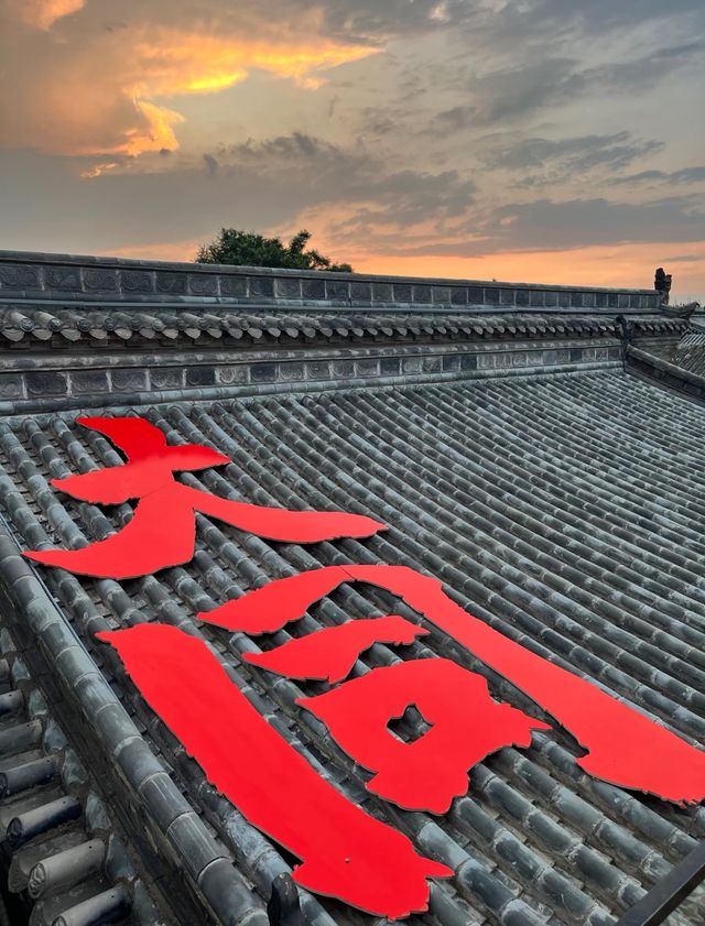 古城煙火氣 定格在磚瓦之間   當晨光漫過7.24公里的明代城牆，青磚黛瓦間便飄起刀削面的香氣，遠處