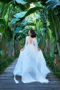 與頂奢為鄰，共飲一江水 在畫山雲野，我與頂奢酒店共享同一片山河 200米外，是像LV一樣存在的