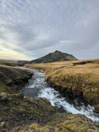 冰島有多層梯級瀑布的斯科加瀑布