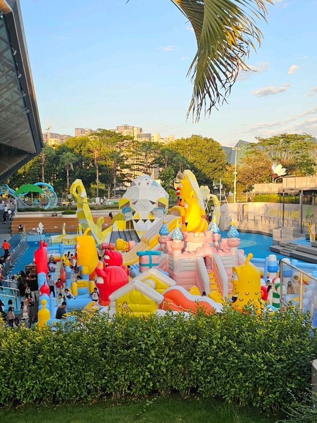 斑斕雲彩下遊樂設施玩足一日