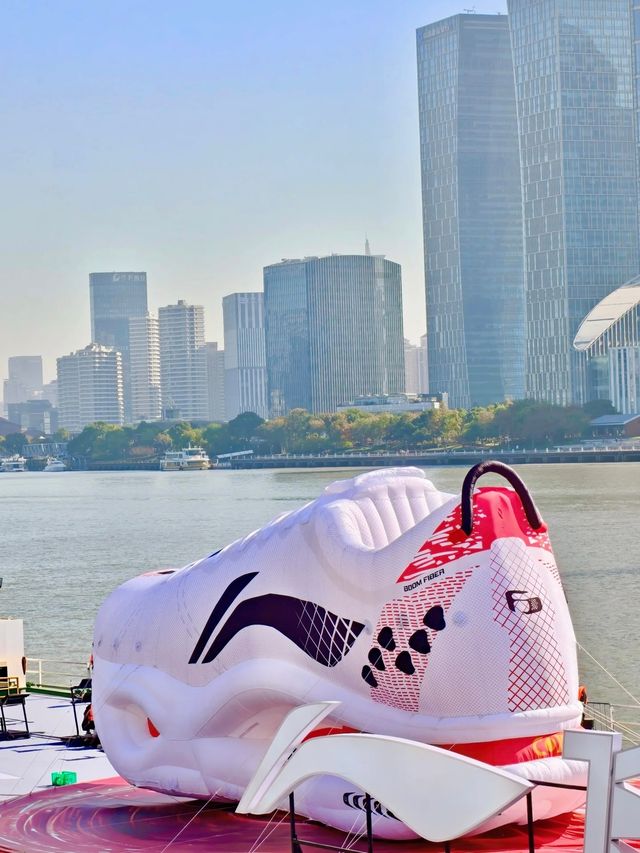 上海北外灘驚現「巨人跑鞋」閨蜜約會必打卡新地標！