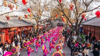 งานเฉลิมฉลองเทศกาลโคมไฟสุดอลังการของมณฑลฉานซี: การแสดงพื้นบ้านดั้งเดิมของเมืองเป่าจีสร้างบรรยากาศที่คึกคักมีชีวิตชีวา