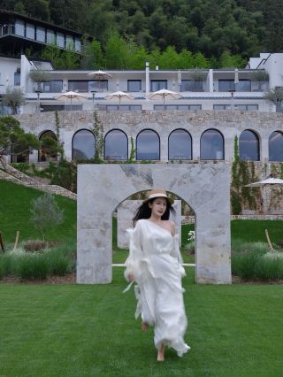 The luxurious French-style resort manor atop Huangshan Mountain has an absolutely stunning atmosphere.