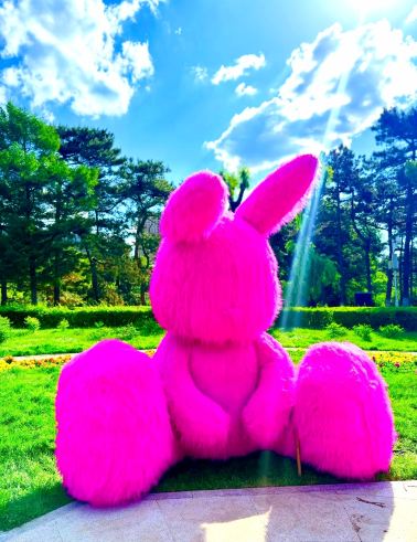 うさぎ、様　カルサイト　うさぎの親子　カービングUV蛍光ピンク⭐️2115 長春勝利公園で童話の花海庄園に迷い込もう、市内で無料の子ども連れ