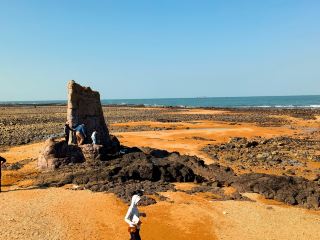 臨高角の絶景海景スポット！ヤシの風と海の調べで赤い記憶をたどろう