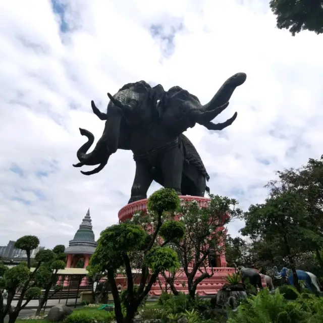 Elephants on top of a Museum?! 