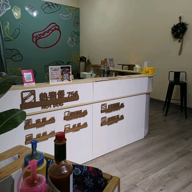 高雄苓雅暗巷美食系列~熱狗堡
