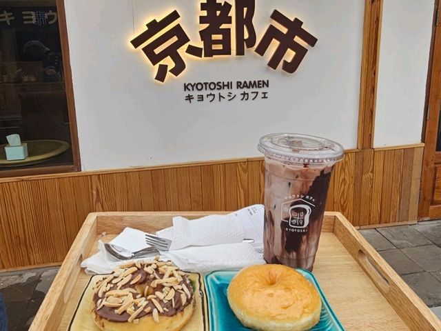 คาเฟ่อบอุ่น โดนัทอร่อย ในตัวเมืองกาญ