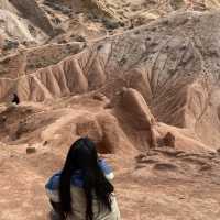 수천 년의 얼음, 물, 바람의 침식의 결과로 형성된 뾰족한 Skazka canyon (스카즈카 협곡) 