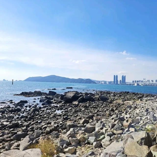 釜山🇰🇷青沙浦天空步道紅白燈塔～海水湛藍🌊
