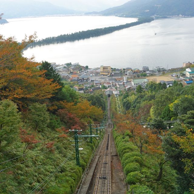 海がそばにあるカフェ