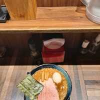 超濃湯拉麵鷹流，無限量加麵把你灌飽飽！捷運中山站旁1號出口旁