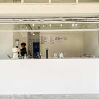 【香港大學站｜純白色Pet-friendly Cafe 想搵個地方做下嘢嘅可以考慮下呢度～】