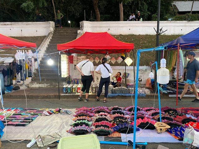 ตลาดมืด ณ หลวงพระบาง ตลาดมืด ณ หลวงพระบาง