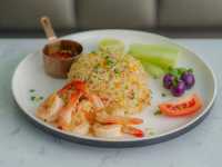 คาเฟ่ลับริมสระน้ำแห่งดวงจันทร์