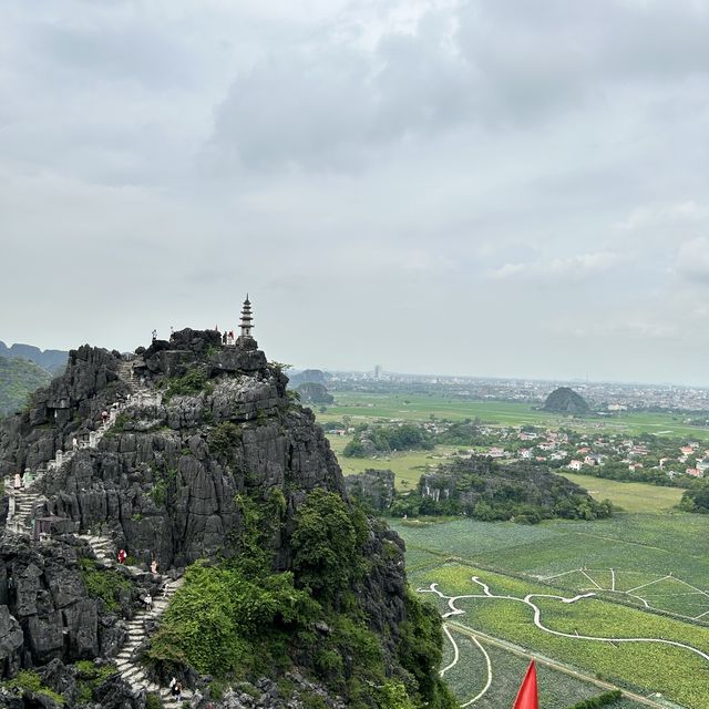 Ninh Bình, Hanoi Vietnam 🏔️⛅ 