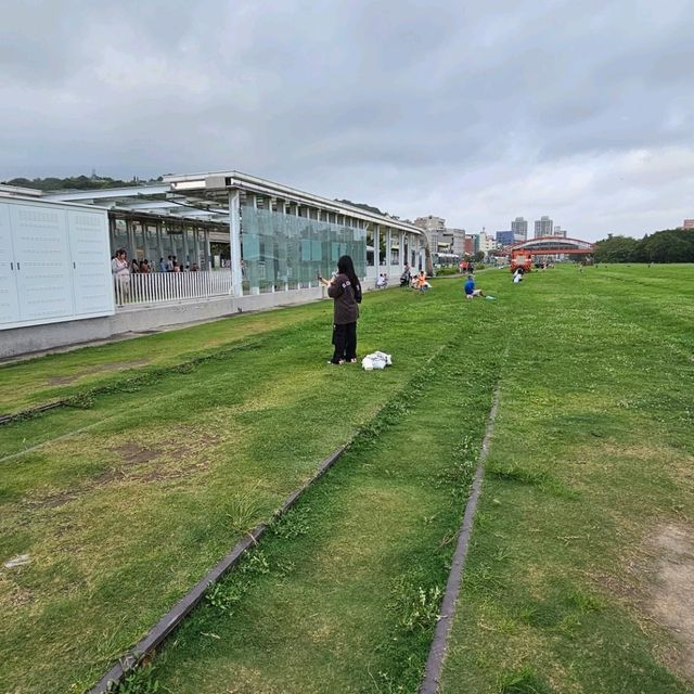 搭捷運輕軌輕鬆遊高雄特色景點