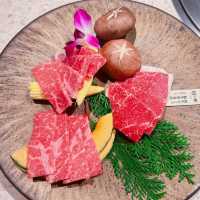 和牛西冷：店員會親自幫手燒，燒至7成熟左右，肉質鮮嫩，油花入口即融，沾上胡椒鹽帶來多重口感。