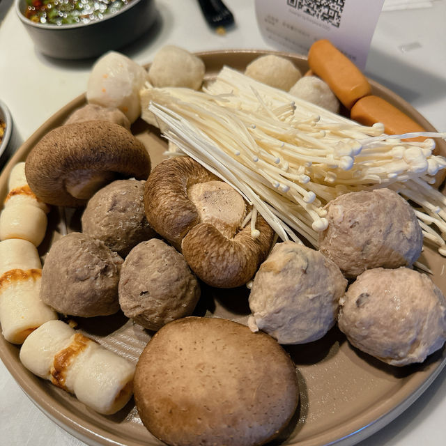又雞煲，又海鮮，仲有羊肉打邊爐
