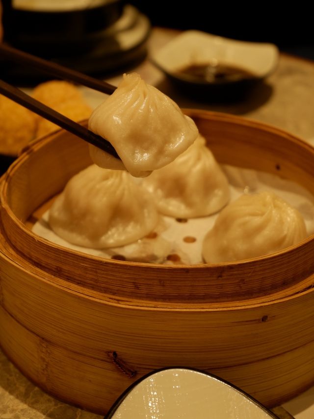 「屯門上海菜，蟹粉年糕和油爆蝦出色」