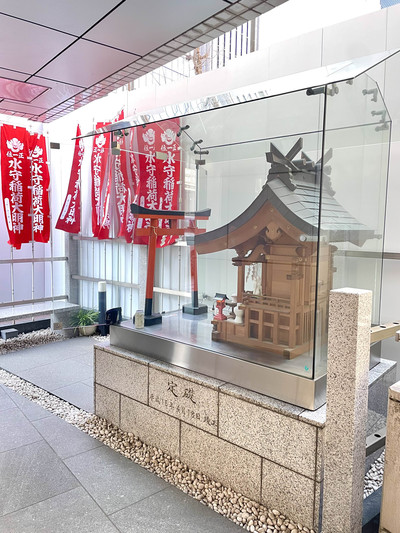 ガラスドーム付き 稲荷大明神騎乗像 高山稲荷神社、竜飛岬｜やまとペディア