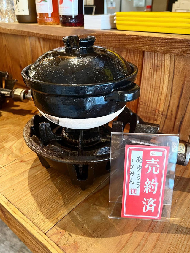 【北九州グルメ】伊万里焼のお皿に綺麗に盛り付けられた美味しいお肉