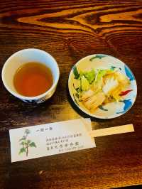 【長野県/ 戸隠の三本杉(三本目)を眺めながら食べる戸隠そば】